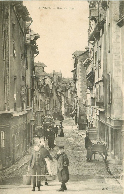 35-rennes-gamin-porteur-d-eau-rue-de-rennes-1905.jpg