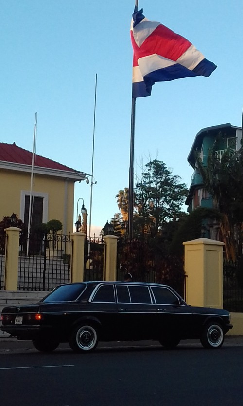 COSTA-RICA-FLAG-LIMUSINA-MERCEDES.jpg