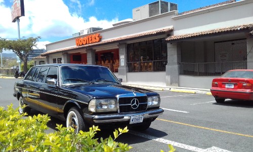 Hooters-restaurant-ruta-27-plaza-Itzcazu-COSTA-RICA-LIMOSINA.jpg