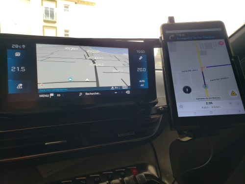 2 navigations waze et tomtom services[1]